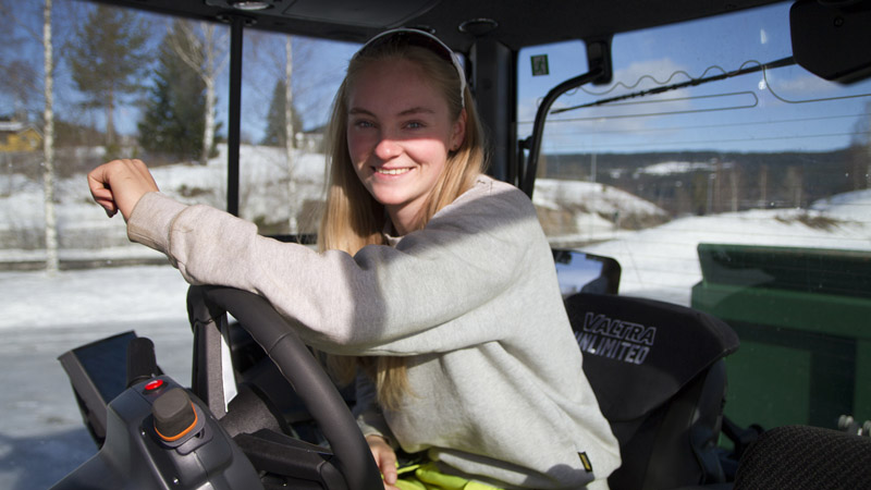 Cuando Kristin Nyengen sube las empinadas cuestas de Hurdal con su dúmper lleno de grava, es una agradable sensación contar con los 305 CV del potente motor AGCO de 7,4 litros en el corazón del Valtra Q305. 